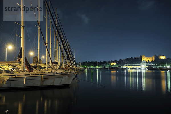 Mandraki Hafen und Großmeisterpalast  Rhodos Stadt  Rhodos  Griechenland  Europa