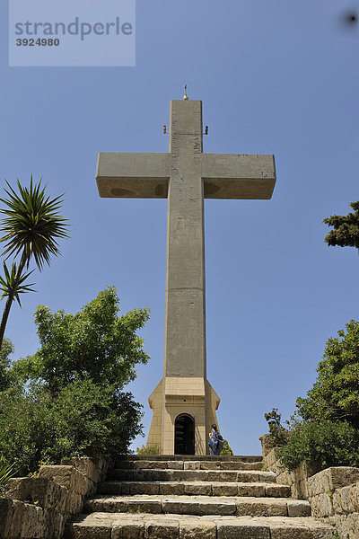 Betonkreuz das als Aussichtswarte dient  FilÈrimos  Rhodos  Griechenland  Europa