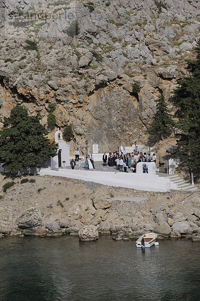 Hochzeit bei der in der Apostel-Paulus Bucht gelegenen Kapelle  Lindos  Rhodos  Griechenland  Europa