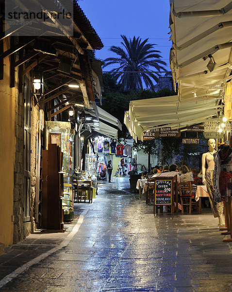 Straße Odos Agisandrou mit Geschäften und Tavernen  Rhodos Stadt  Rhodos  Griechenland  Europa