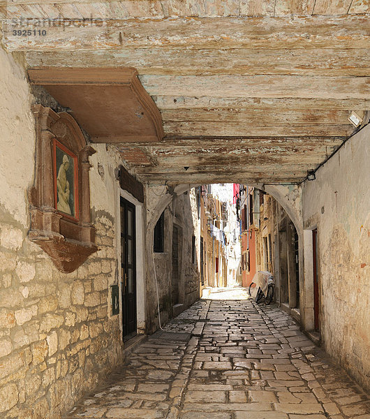 Gasse in der Altstadt von Rovinj  Kroatien  Europa