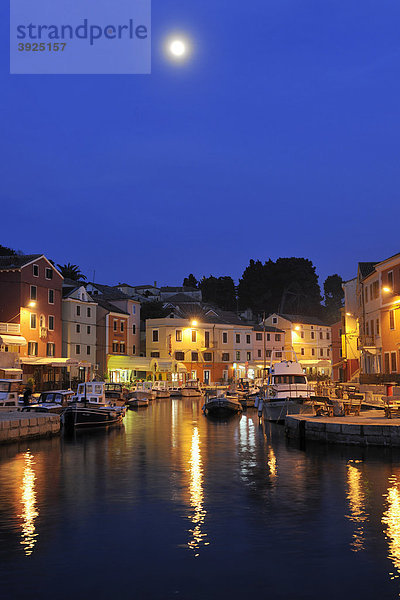 Hafen bei Nacht in Veli Losinj  Kroatien  Europa