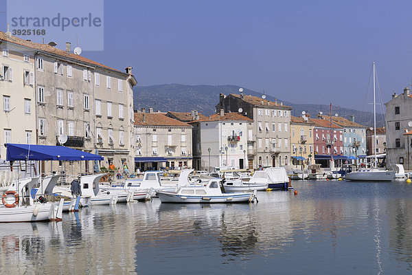 Hafen der Stadt Cres  Kroatien  Europa