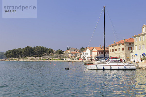 Hafen der Stadt Cres  Kroatien  Europa