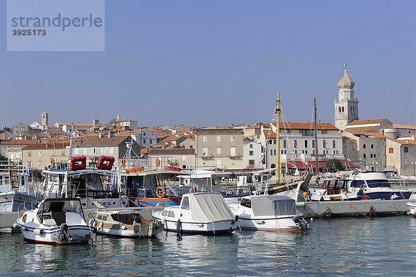 Blick über den Hafen auf die Stadt Krk  Kroatien  Europa