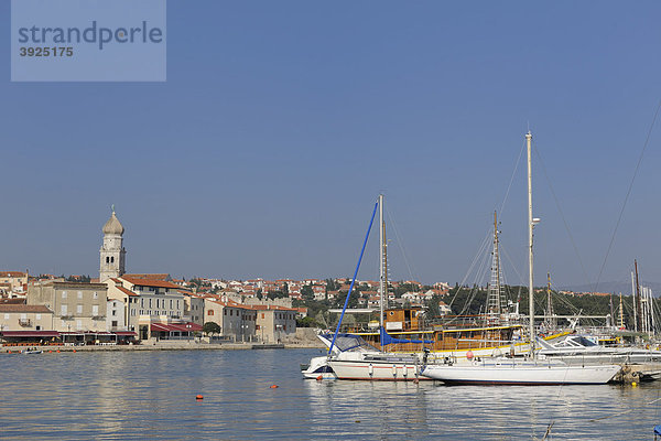 Blick über den Hafen auf die Stadt Krk  Kroatien  Europa