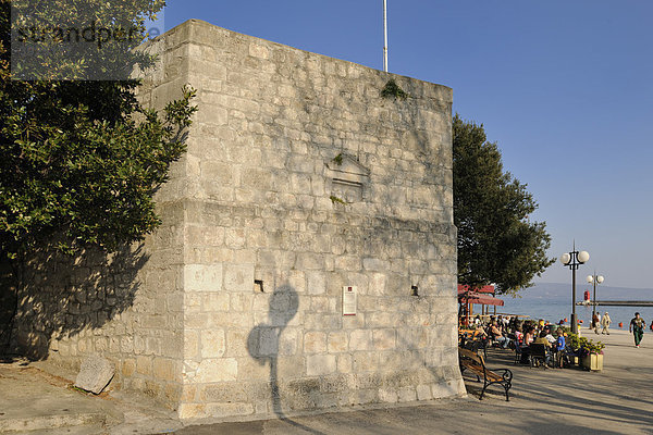 Stadtmauer der Stadt Krk  Kroatien  Europa