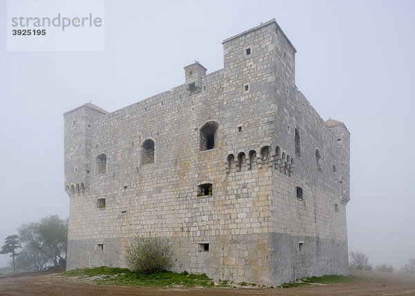 Burg Nehaj im Nebel  Senj  Kroatien  Europa