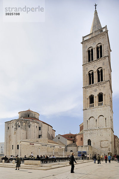 Kirche Sveti Donat und Kampanile der Kathedrale in Zadar  Kroatien  Europa