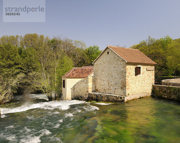 Alte Mühle im Nationalpark Krka Wasserfälle  Kroatien  Europa