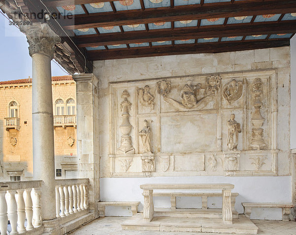 Stadtloggia in Trogir  Kroatien  Europa