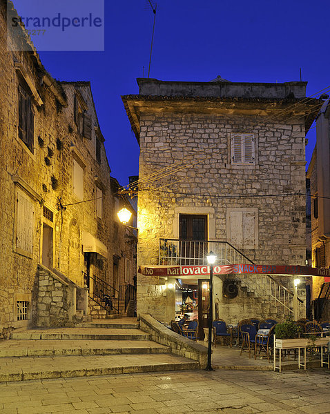 Kathedralplatz bei Nacht  Trogir  Kroatien  Europa
