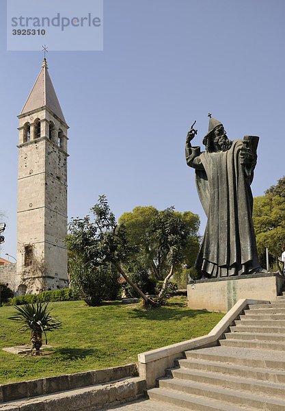 Kampanile und Monumentalstatue des Gregor von Nin am Nordtor in Split  Kroatien  Europa