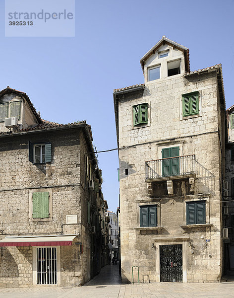 Hausfassaden am Platz Trg brace Radic in Split  Kroatien  Europa Hausfassaden