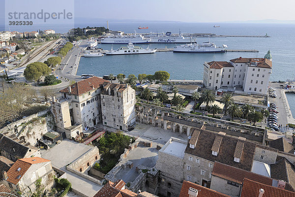 Blick nach Süden zum Meer vom Campanile der Kathedrale von Split  Kroatien  Europa