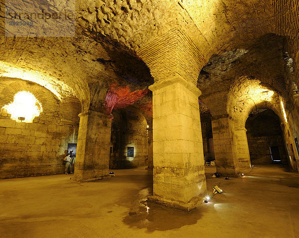 Lichtinstallation in den römischen Gewölben im Kryptoporticus unter dem Diokletianspalast in Split  Kroatien  Europa