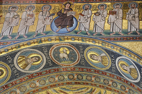 Triumphbogen mit Mosaiken aus dem 6. Jahrhundert  darstellend Christus als Weltenrichter und die Apostel  Euphrasius Basilika in Porec  Kroatien  Europa