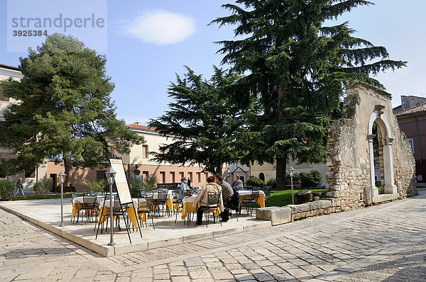 Platz mit Kirchenruinen des Vorgängerbaus der Basilika  Porec  Kroatien  Europa