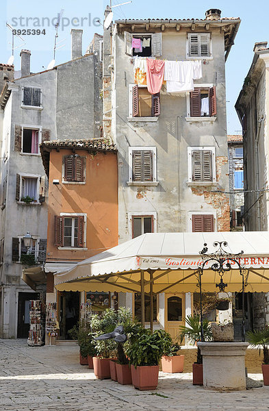 Platz in der Altstadt von Rovinj  Kroatien  Europa