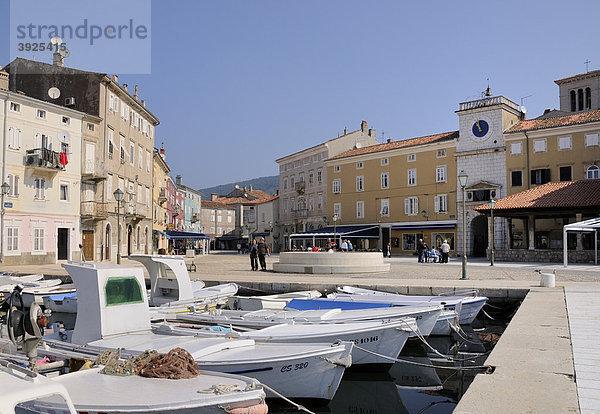 Hafen der Stadt Cres  Kroatien  Europa