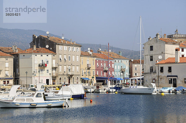 Hafen der Stadt Cres  Kroatien  Europa