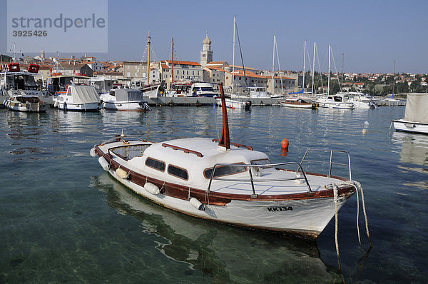 Blick über den Hafen auf die Stadt Krk  Kroatien  Europa