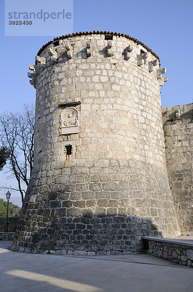 Turm in der Stadtmauer der Stadt Krk  Kroatien  Europa