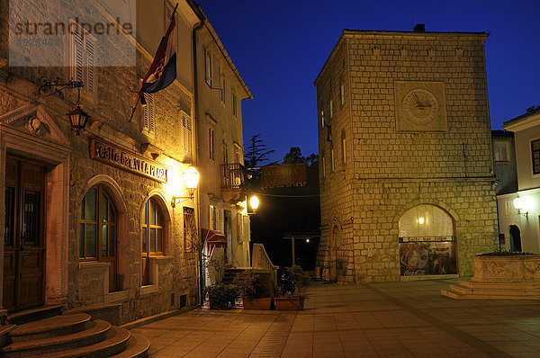 Forumsplatz bei Nacht in der Stadt Krk  Kroatien  Europa