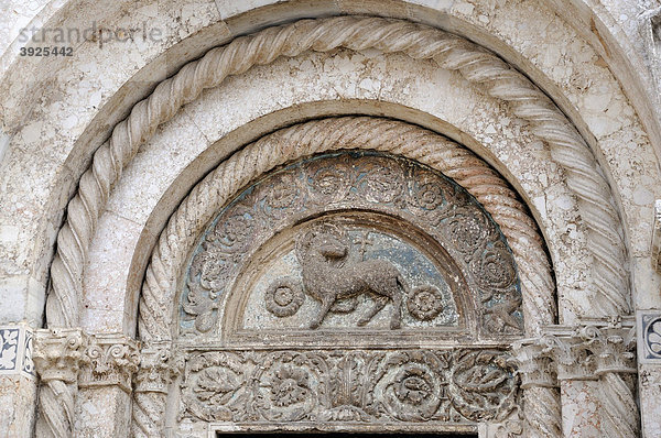 Bemalter Bogen eines Seitenportals der Westfassade der Kathedrale von Zadar  Kroatien  Europa