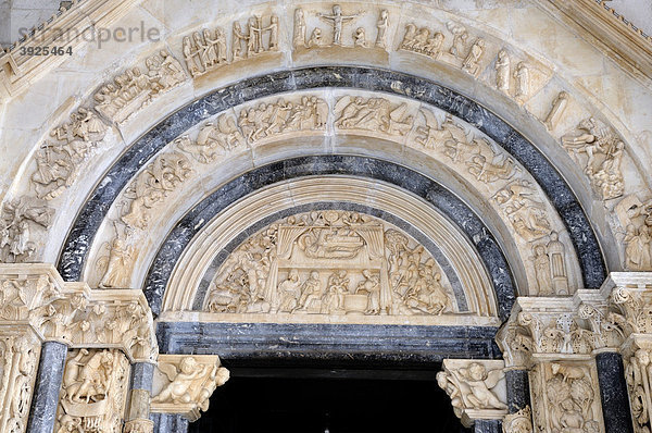 Detail des romanischen Portals der Kathedrale Sveti Lovro in Trogir  Kroatien  Europa