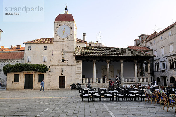 Kathedralplatz mit Stadtloggia in Trogir  Kroatien  Europa