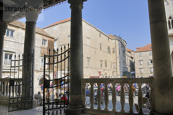 Blick aus der Stadtlloggia auf den Kathedralplatz in Trogir  Kroatien  Europa