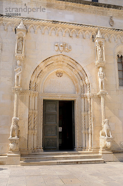 Romanisches Portal der Kathedrale Sveti Jakov in Sibenik  Kroatien  Europa