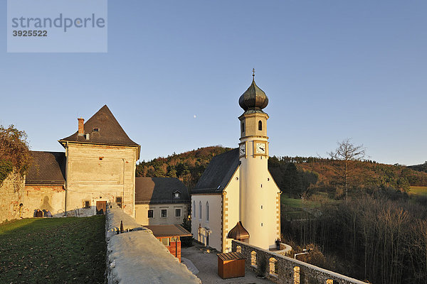Pfarrkirche bei der Burg Neuhaus  Weissenbach  Triestingtal  Niederösterreich  Österreich  Europa