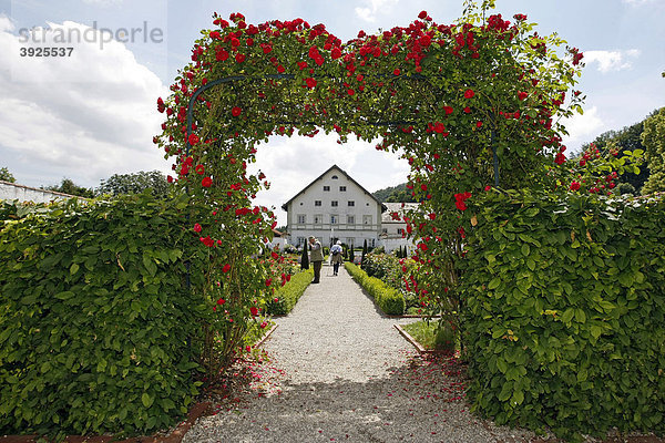 Kloster Schäftlarn  Eingang zum Prälatengarten  Bayern  Deutschland  Europa