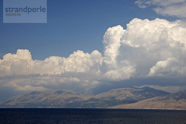 Albanische Küste mit Wolken  Adria  Mittelmeer  Griechenland  Europa