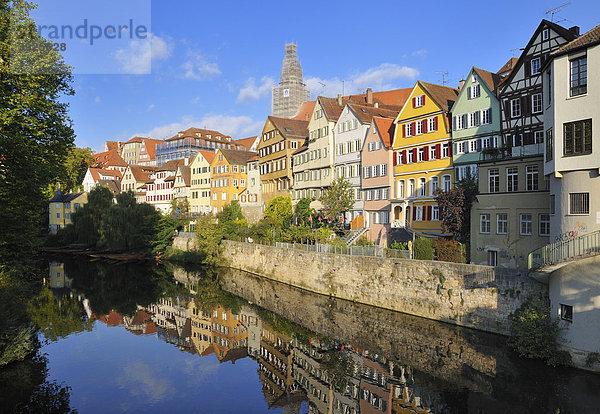 Die Häuser der Altstadt an der Neckarfront spiegeln sich im Neckar  Tübingen  Baden-Württemberg  Deutschland  Europa