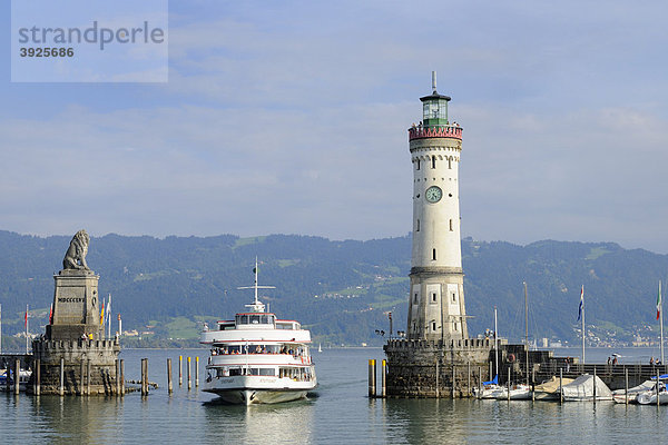 Hafeneinfahrt Lindau  bayerischer Löwe  Schiff und neuer Leuchtturm  Bodensee  Bayern  Deutschland  Europa