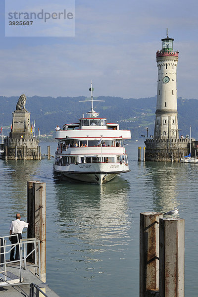 Hafeneinfahrt Lindau  bayerischer Löwe  Schiff und neuer Leuchtturm  Bodensee  Bayern  Deutschland  Europa