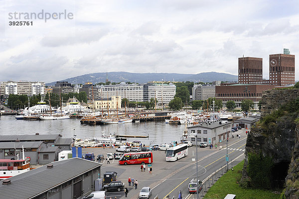 Blick von der Akershus Festung auf den Hafen und das Rathaus von Oslo  Norwegen  Skandinavien  Nordeuropa
