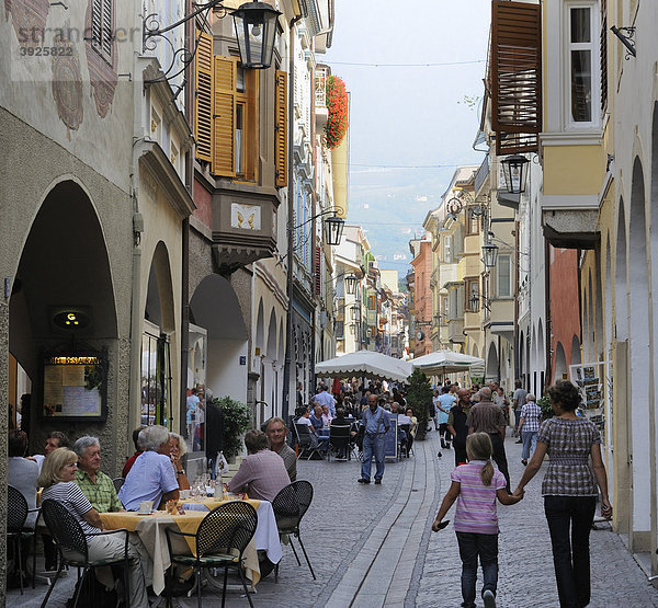 Laubengasse in der Altstadt von Meran  Südtirol  Italien  Europa