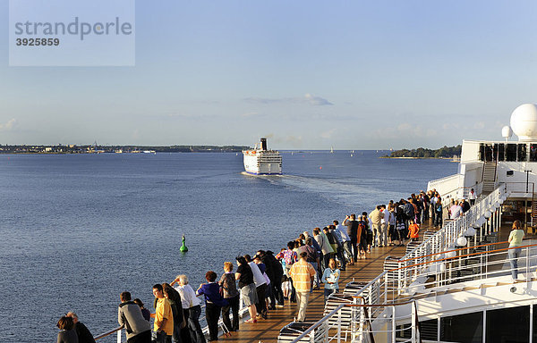 Auslaufen zweier Kreuzfahrtschiffe aus dem Hafen von Kiel  Schleswig-Holstein  Deutschland  Europa