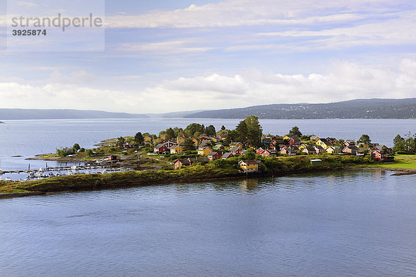 Insel mit typisch norwegischen Häusern im Oslofjord  Norwegen  Skandinavien  Nordeuropa