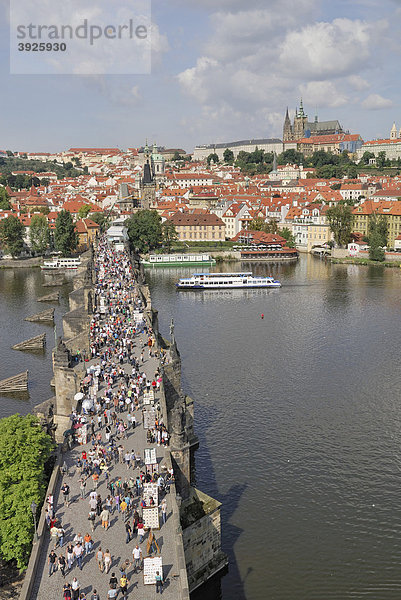 Blick vom Altstädter Brückenturm auf die Moldau  die Karlsbrücke mit Touristen und den Hradschin mit St. Veits Dom  Prag  Tschechische Republik  Europa