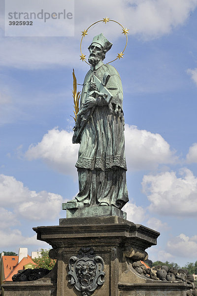 Statue des hl. Nepomuk  Karlsbrücke  Prag  Tschechische Republik  Europa