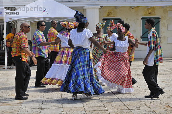 Folkloregruppe beim Tanzen einer Quadrille  Frederiksted  Insel St. Croix  US Virgin Islands  USA