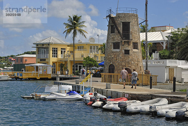 Boardwalk mit Wedding Tower am Hafen von Christiansted  Insel St. Croix  US Virgin Islands  USA