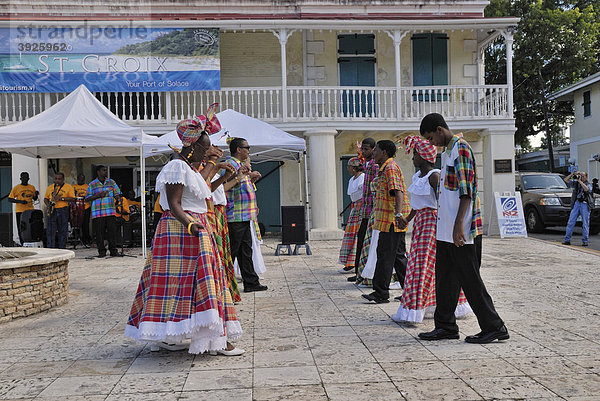 Folkloregruppe beim Tanzen einer Quadrille  Frederiksted  Insel St. Croix  US Virgin Islands  USA