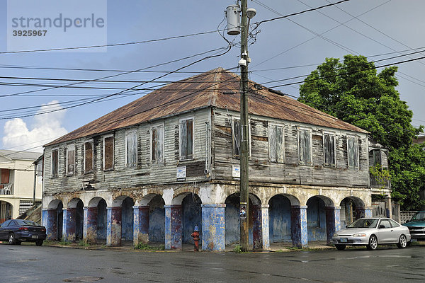 Altes Haus mit Arkaden  renovierungsbedürftig  Frederiksted  Insel St. Croix  US Virgin Islands  USA