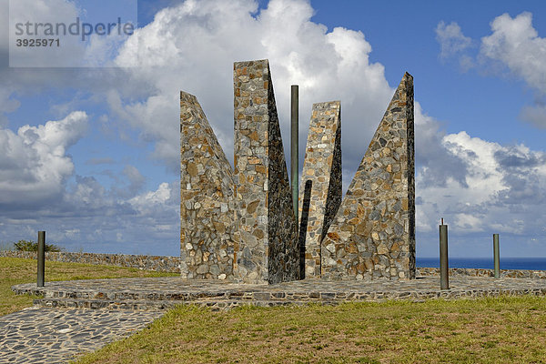 Millenium Monument  nach der Sonne augerichtet  die lateinische Zahl MM  2000  symbolisierend  Udall Point  östlichster Punkt der USA  Insel St. Croix  US Virgin Islands  USA
